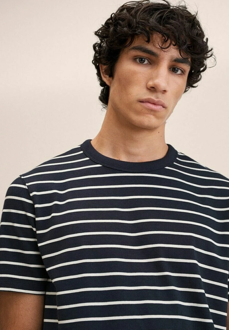 Mango FRENCH - T-Shirt Print - Bleu Marine Foncé | Herren 6 Mango FRENCH - T-Shirt Print - Bleu Marine Foncé | Herren – Bild 4