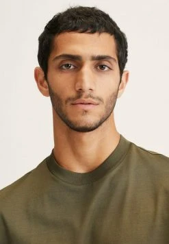 Mango BELLOW - T-Shirt Basic - Kaki | Herren -Mango Populaire Boutique 458602d82bcd492ba77e4726868bb4c3