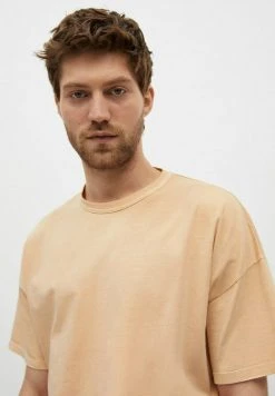 Mango T-Shirt Basic - Arena | Herren -Mango Populaire Boutique b6a384e746874ff89a98f2f1c5ca817e