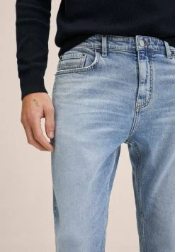 Mango TOM - Jeans Tapered Fit - Azul Medio | Herren -Mango Populaire Boutique f41ac28b8e6f489bb308e6b74e450c34